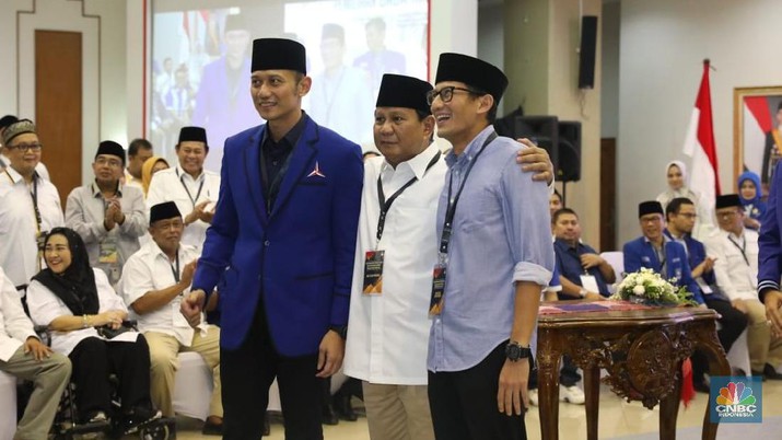 Prabowo, AHY dan Sandiaga Uno berfoto bersama sebelum pendaftaran. (Foto: CNBC)