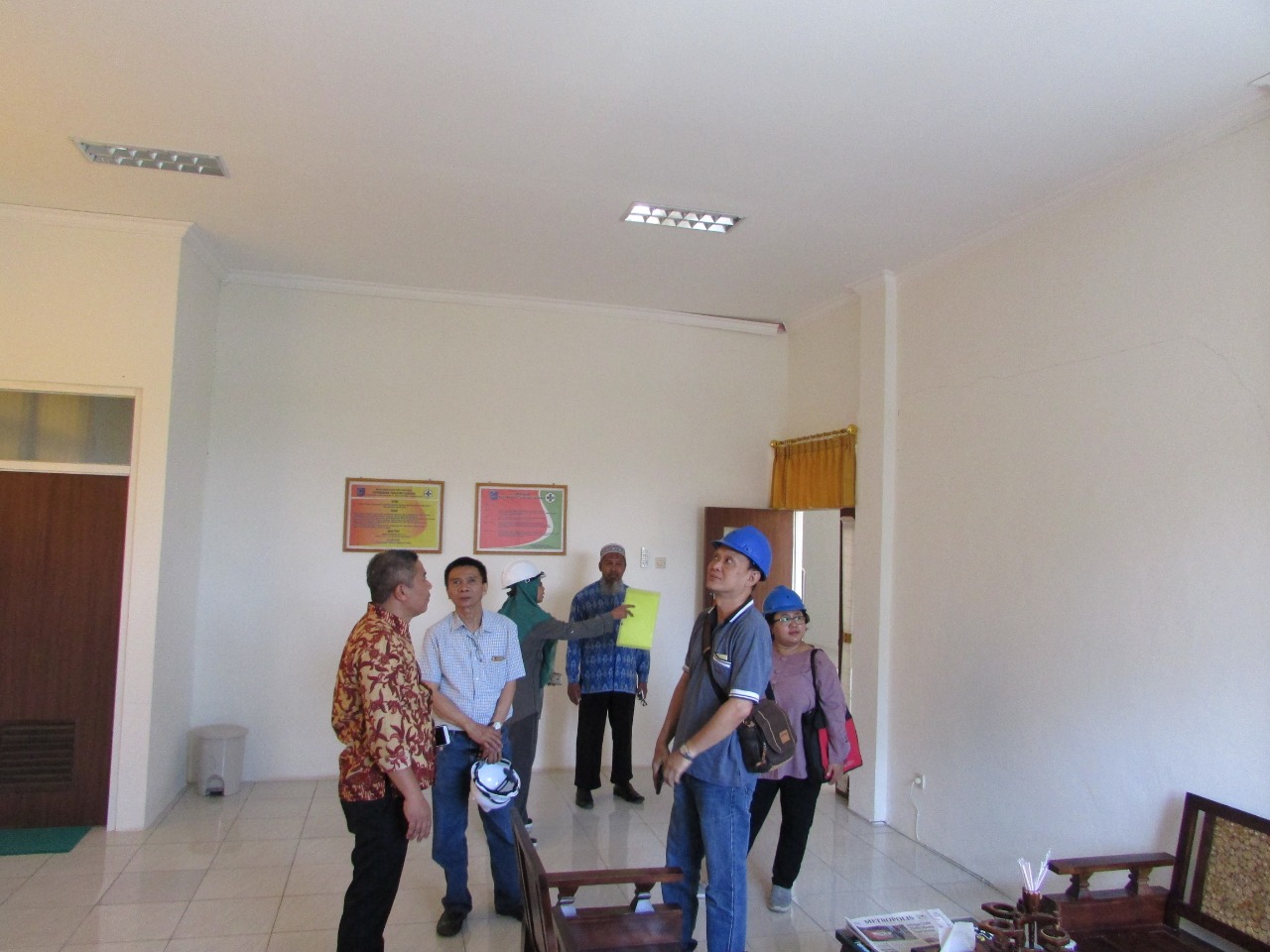 Tim Gabungan dari ITS dan Unram ketika mengidentifikasi salah satu bangunan di Lombok. (Dok)