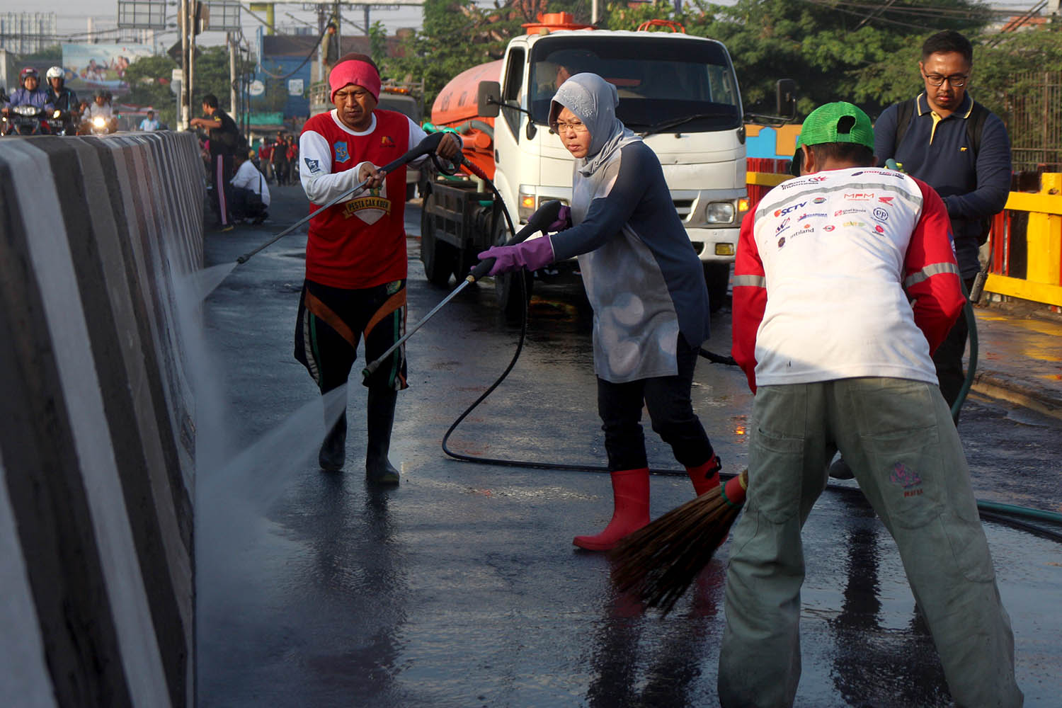 Risma membersihkan trotoar di Jalan Raya Wonokromo Surabaya, Jumat, 10 Agustus 2018. (foto: Istimewa) 