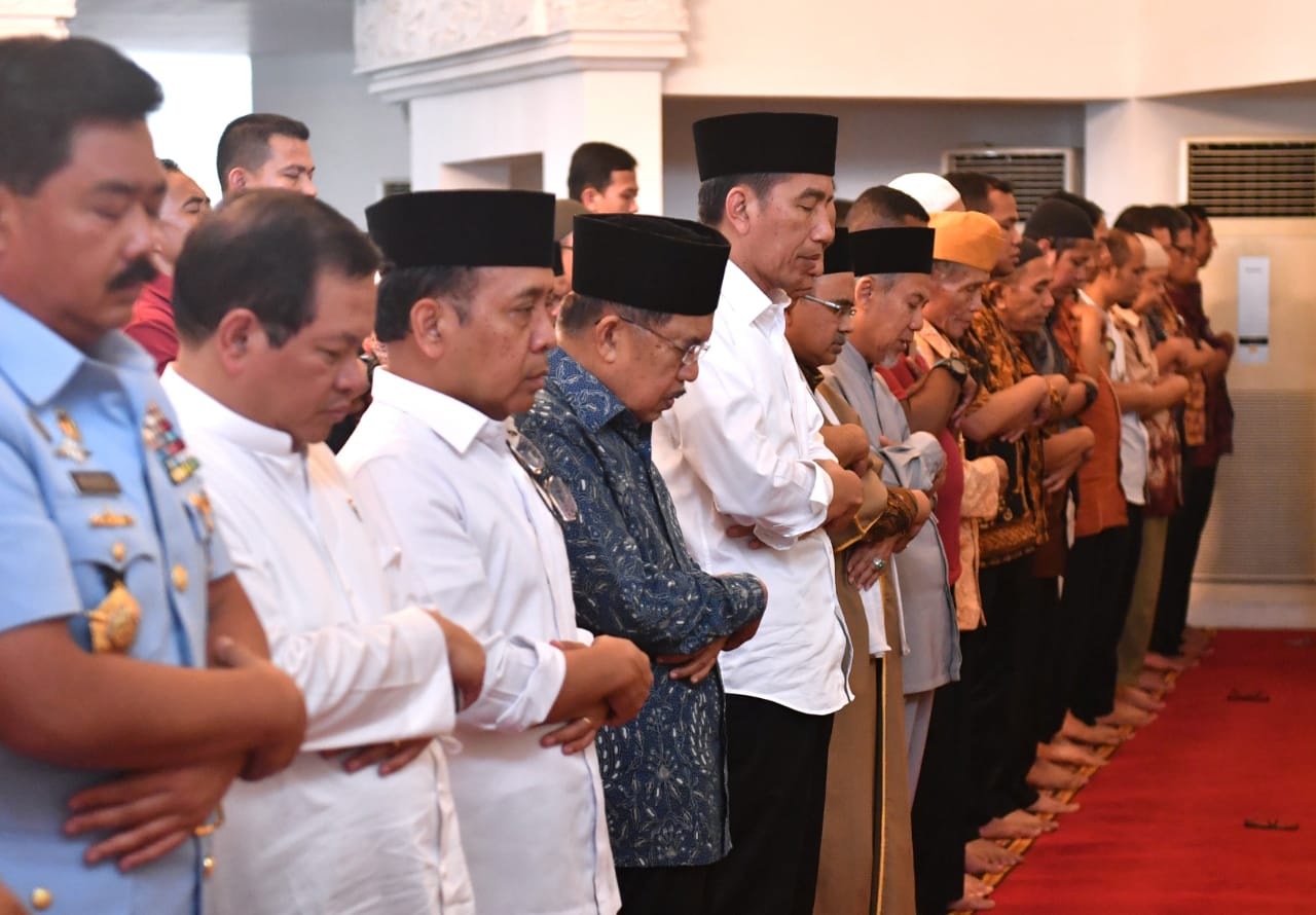 DUKA CITA: Presiden Joko Widodo dan Wapres Jusuf Kalla sedang salat ghaib di Masjid Bairuttahim di Istana Negara, Jakarta. (foto: setneg for ngopibareng.id)