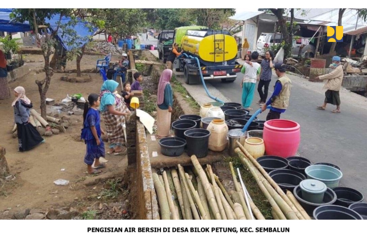 Pengisian air bersih untuk korban gempa Lombok. (Foto: Dok. PUPR)