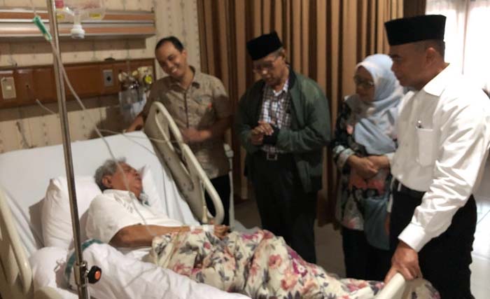 Mendikbud Prof. Muhadjir Effendi, (paling kanan) menjenguk Prof. Dr.Abdul  Malik Fadjar  yang dirawat di RS Islam, Jakarta, Sabtu 11 Agustus 2018. (foto: istimewa)
