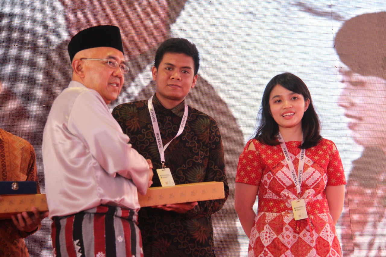 Muhammad Reza Ar Razi saat menerima medali penghargaan Hakteknas 2018 yang diserahkan oleh Gubernur Riau Arsyadjuliandi Rachman. (Dok)
