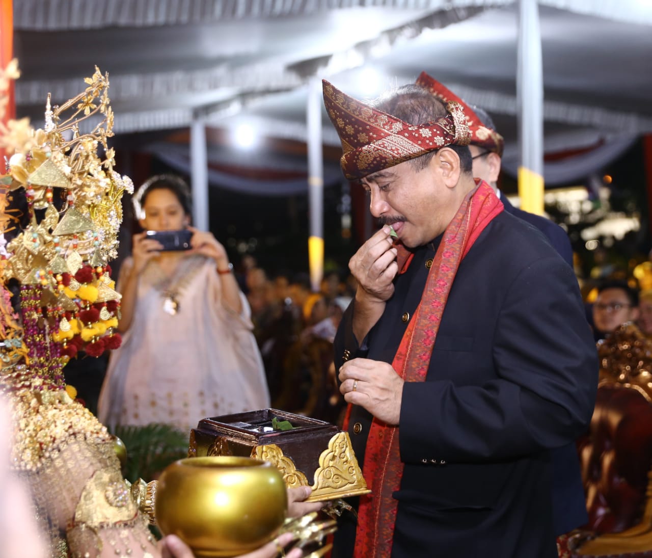 Menpar Arief Yahya yang hadir menggunakan songket dan baju tradisonal khas Palembang. foto:kemenpar