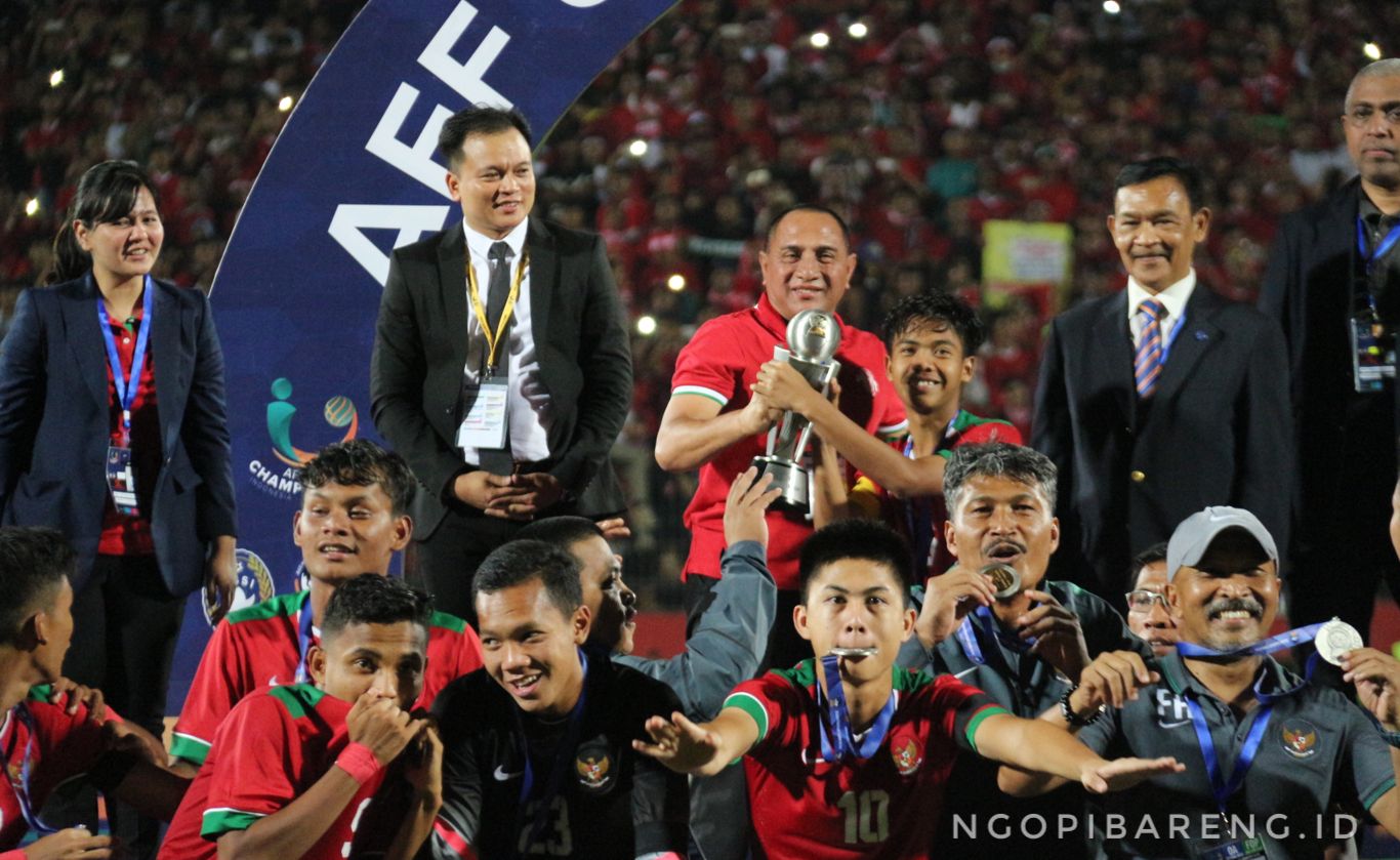 Ketua PSSI Edy Rahmayadi (tengah belakang) saat perayaan kemenangan Timnas di Gelora Delta Sidoarjo, Sabtu, 11 Agustus 2018. (foto: Haris/ngopibareng)