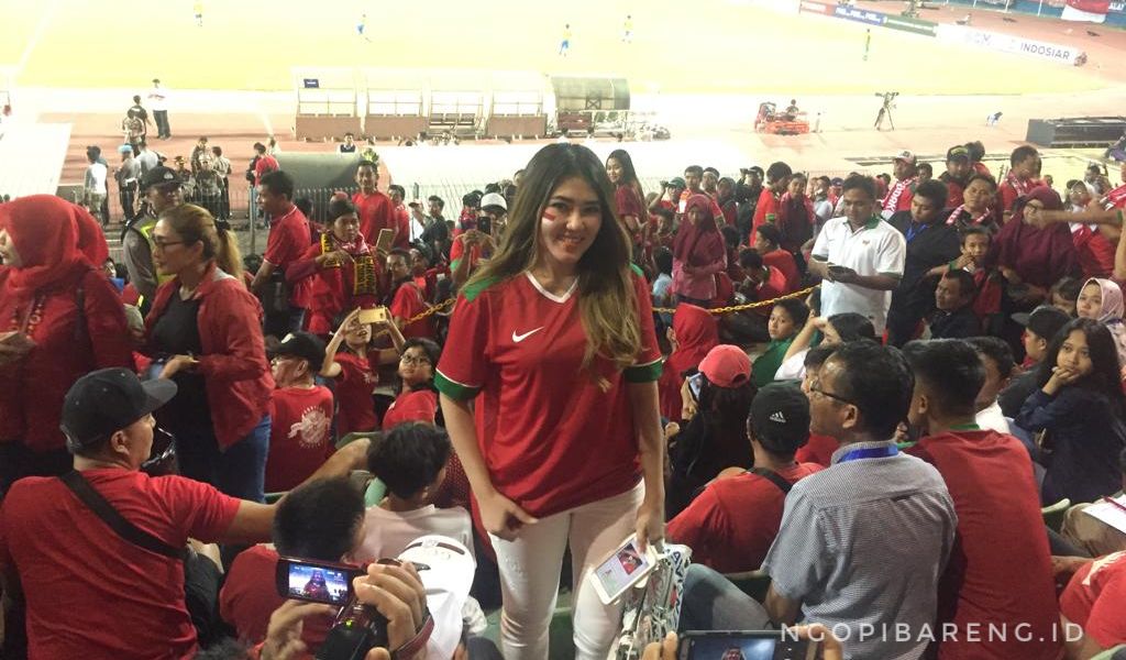 Bintang dangdut asal Jawa Timur, Via Vallen kembali hadir di Stadion Gelora Delta Sidoarjo untuk memberikan dukungan ke Timnas Indonesia di laga final Piala AFF U-16, Sabtu 11 Agustus 2018. (foto: Haris/ngopibareng)