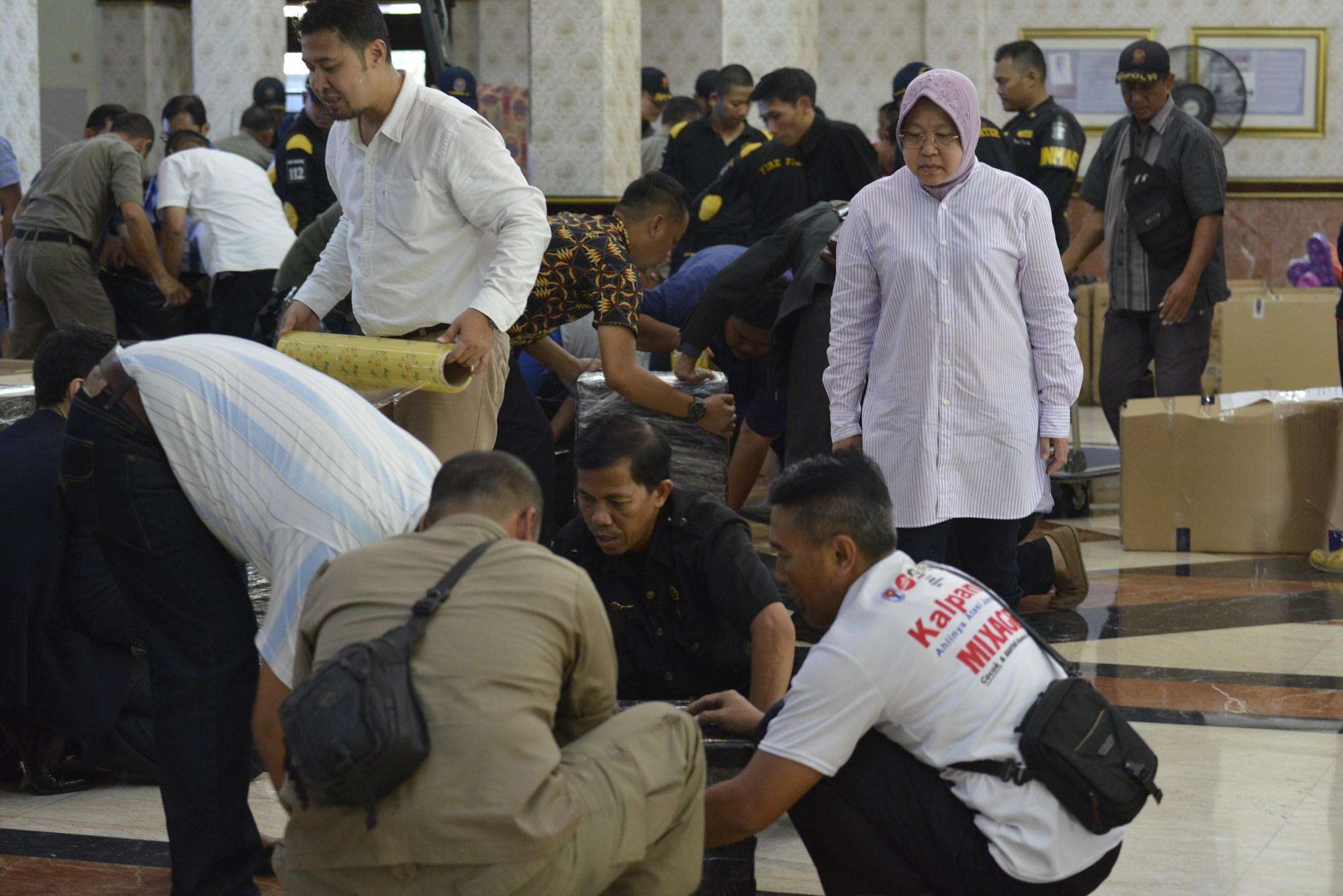 Wali Kota Surabaya Tri Rismaharini meninjau pengemasan bantuan yang akan dikirimkan ke lokasi bencana gempa Lombok, Sabtu, 11 Agustus 2018. (foto:farid/ngopibareng.id) 