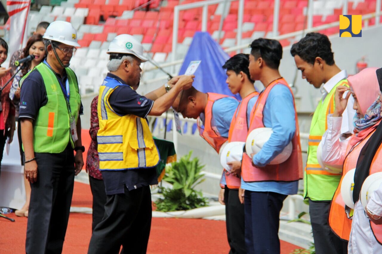 Menteri PUPR Basuki Hadimuljono saat memberikan sertifikasi tenaga konstruksi. (foto: Dok. PUPR) 