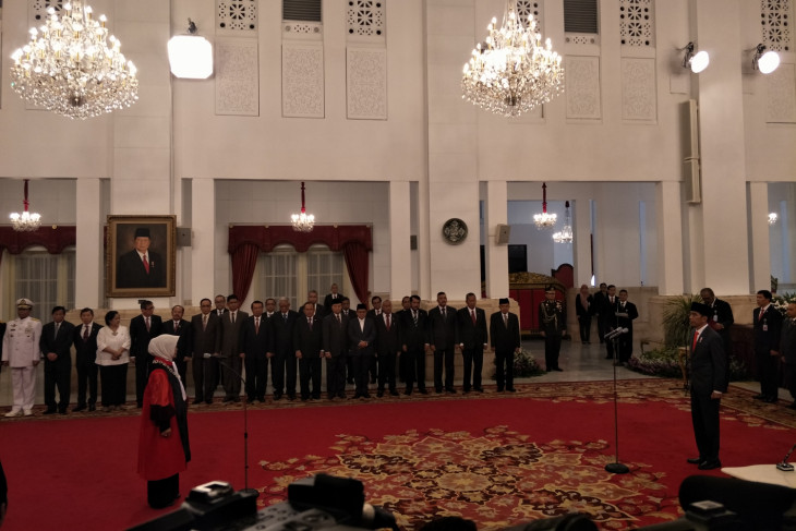 Enny Nurbaningsih mengucapkan sumpah hakim MK di Istana Negara Jakarta Senin 13 Agustus 2018. (Foto: Antara)