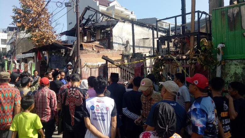 Rumah di Makassar yang hangus dibakar kartel narkoba. Foto : detik.com