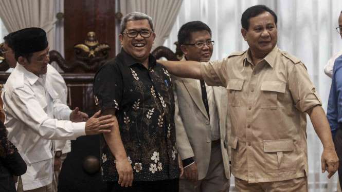 Ahmad Heryawan (tengah) bersama Prabowo Subianto (kanan). Foto : Antara