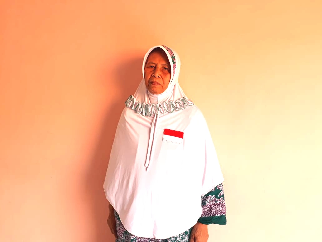 Aslikah (68) calon jamaah haji asal Jonbang, saat tiba di Asrama Haji Embarkasi Surabaya,Senin,13 Agustus 2018. (foto: farid/ngopibareng.id) 