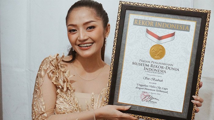 Siti Badriah cetak rekor MURI berkat lagu 'Lagi Syantik'. Foto: IG/sitibadriahh.