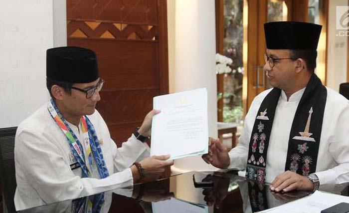 Jumat 10 Agustus lalu Sandiaga Uno menyerahkan surat pengunduran diri dari Wagub DKI Jakarta kepada Gubernur Anies Baswedan. (foto: dok. antara)