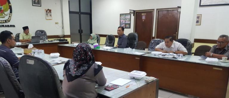 (Kiri) Ketua KPU Surabaya Nur Syamsi usai menggelar rapat penyusunan DCS, di Kantor KPU Surabaya, Senin, 13 Agustus 2018. (foto: farid /ngopibareng.id) 