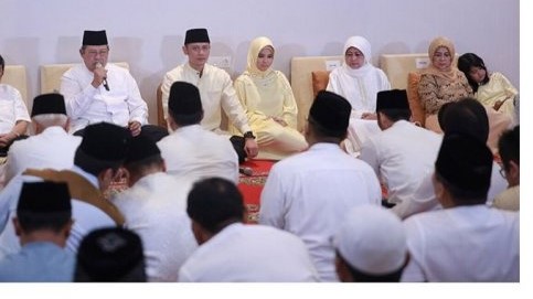 Pasangan Agus Harimurti Yudhoyono dan Annisa Pohan menggelar pengajian jelang ibadah haji. Foto: IG/aniyudhoyono.