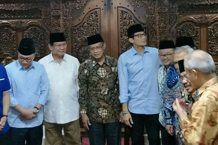 Pasangan bakal calon presiden dan wakil presiden, Prabowo - Sandi Uno bersialturahmi ke PP Muhammadiyah usai menjalani tes kesehatan di RSPAD, Senin, 13 Agustus 2018. (Foto: Antara)