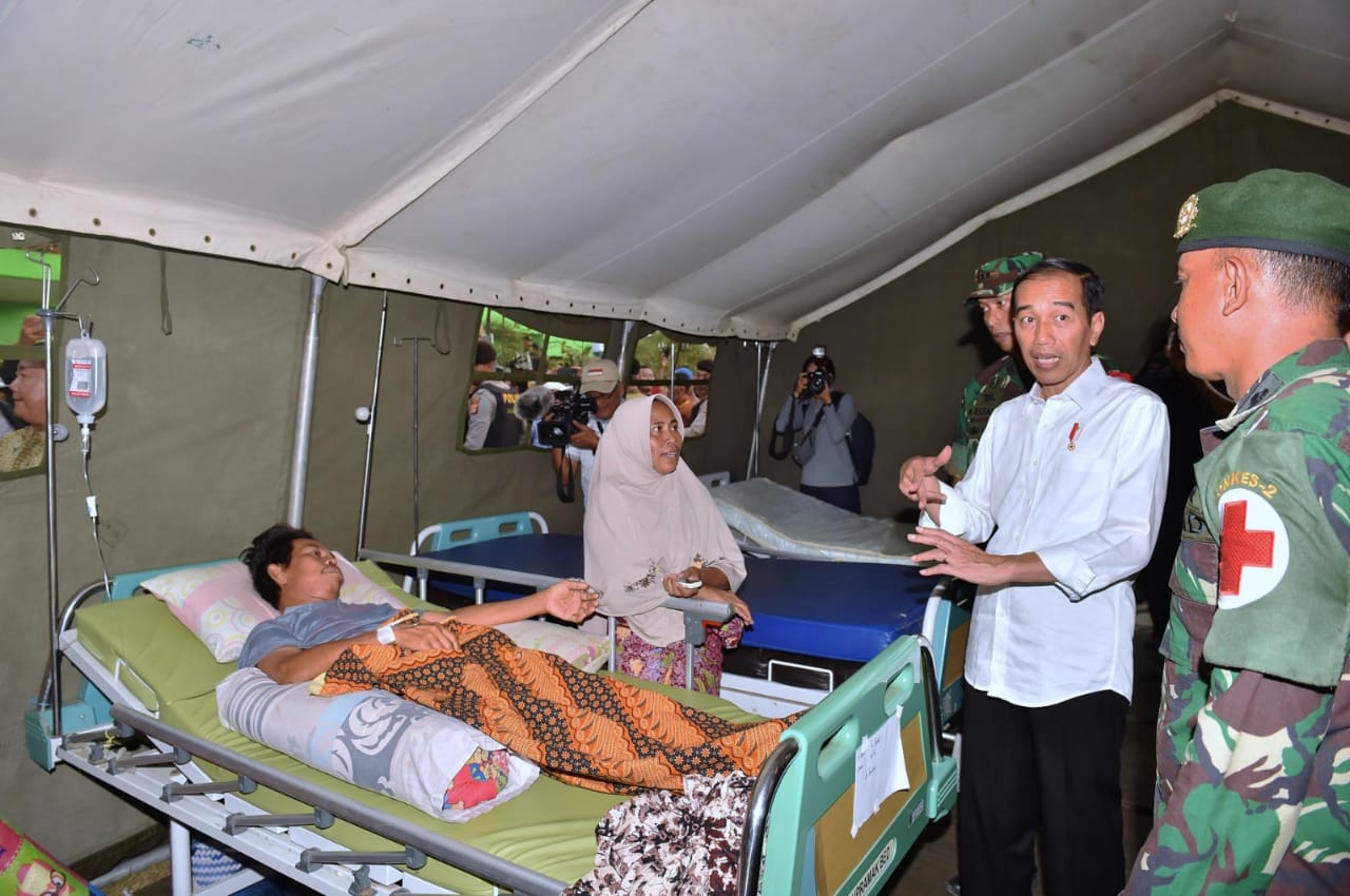 Presiden Joko Widodo mengunjungi korban gempa Lombok, Senin, 13 Agustus 2018. (Foto: Biro Pers Presiden)