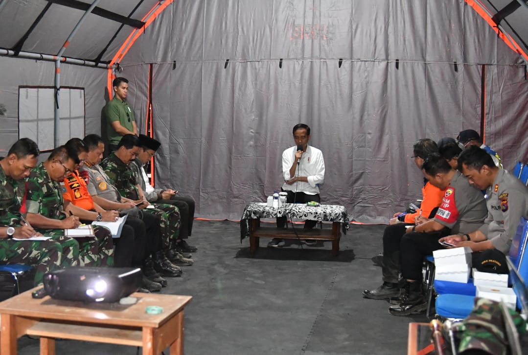 Presiden Jokowi gelar rapat terbatas usai melakukan peninjauan lapangan korban gempa Lombok, Senin, 13 Agustus 2018. (Foto: Biro Pers Presiden)