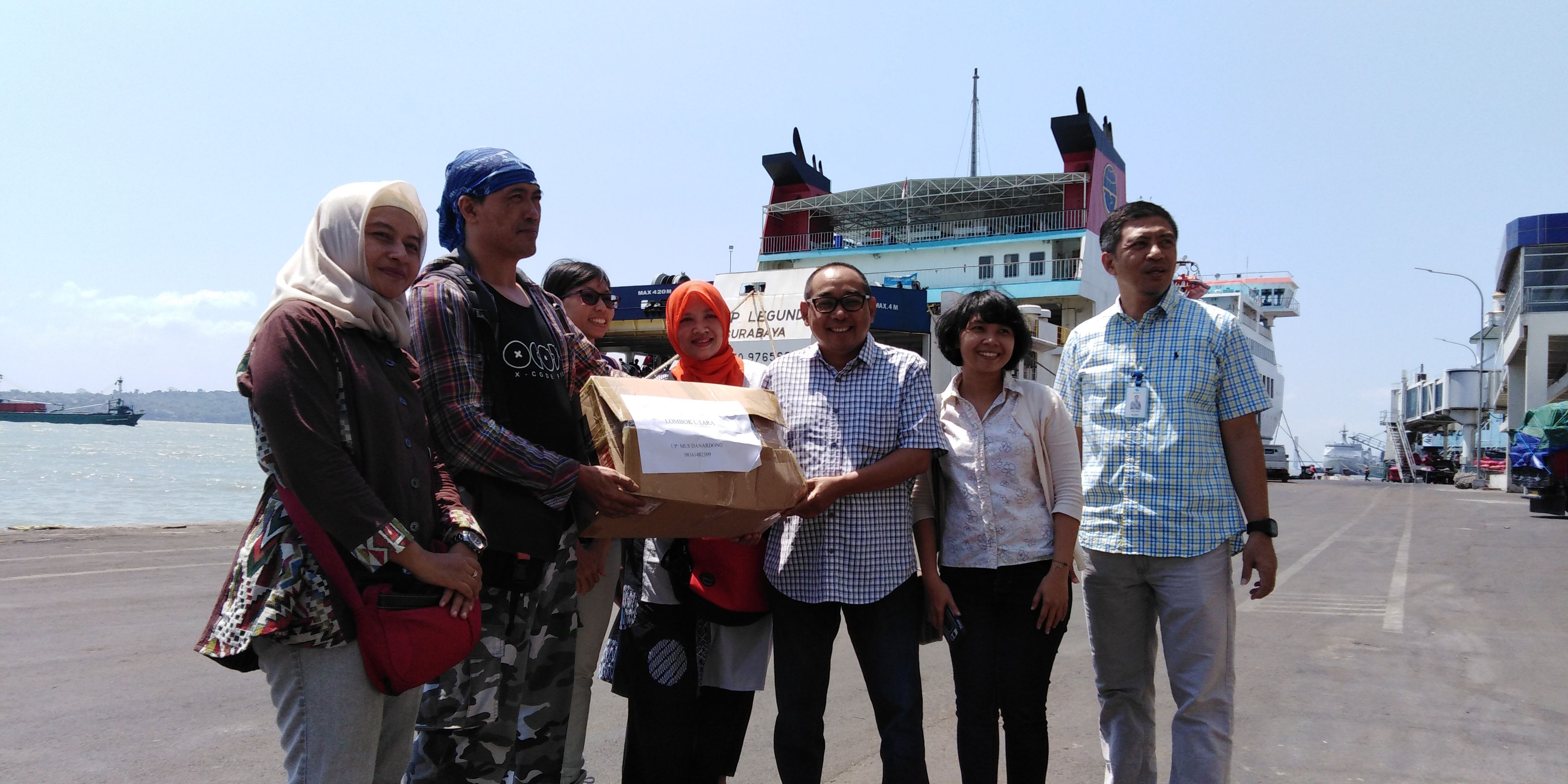 KAGAMA Jatim menyerahkan bantuan secara simbolis kepada Relawan KAGAMA Care yang akan bertolak menuju Lombok, NTB, melalui Pelabuhan Tanjung Perak, Selasa, 14 Agustus 2018. (foto: farid/ngopibareng.id) 
