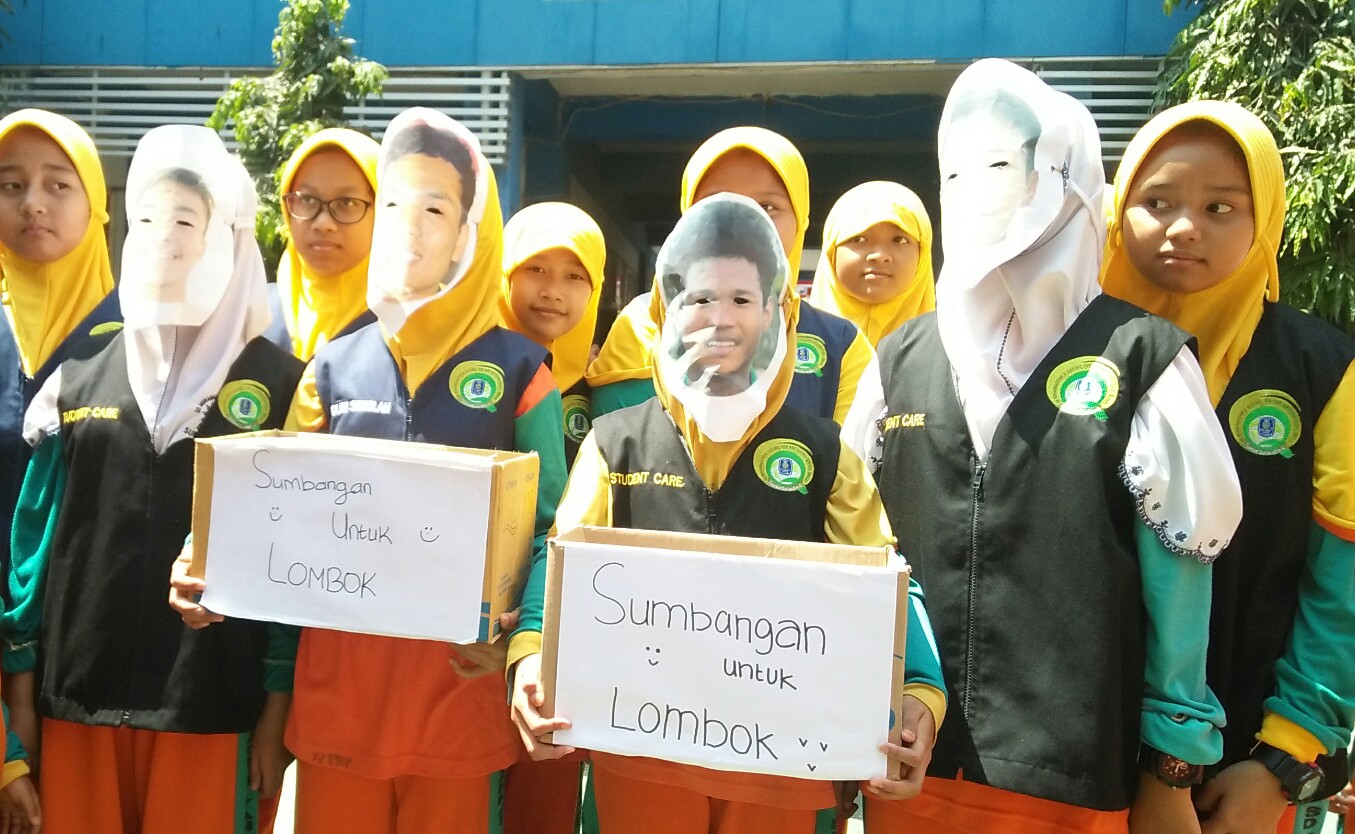 Para siswa SD Muhammadiyah 6 Surabaya ketika melakukan penggalangan dana untuk korban gempa di Lombok. (Amanah/ngopibareng.id)