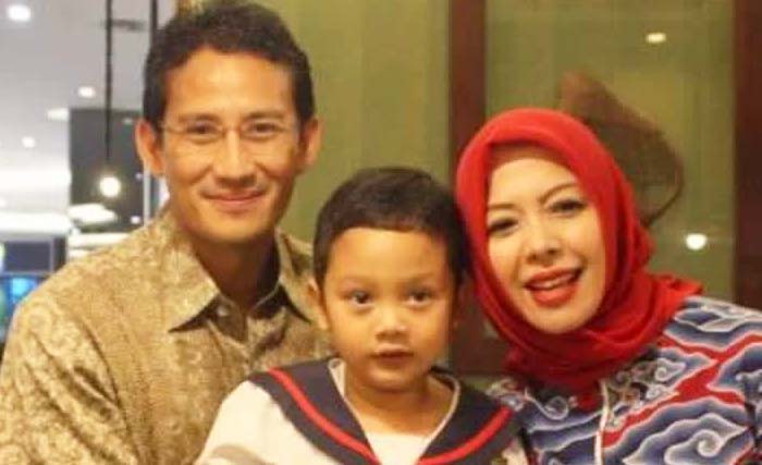 Sandiaga Uno bersama istrinya Nur Asia dan salah satu putranya, Sulaiman Saladdin Uno. (foto: youtube)