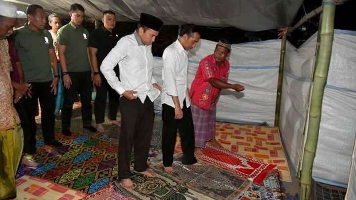 Jokowi ketika menjadi imam di musola darurat gempa (13/8). Foto : istimewa