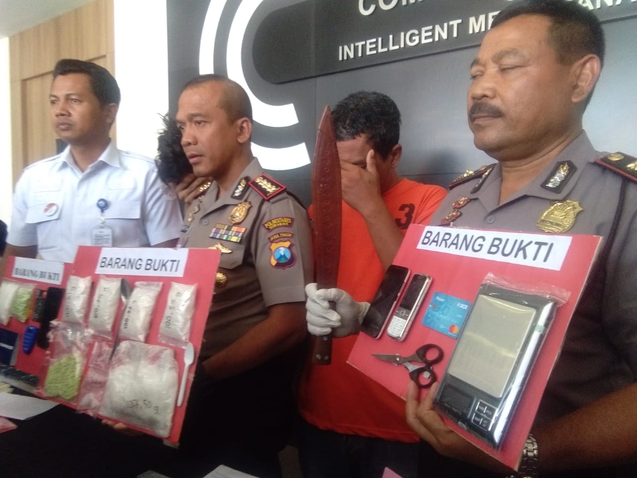 Tersangka dan sejumlah barang bukti saat gelar perkara di Mapolrestabes Surabaya. (Foto: Rahmat Utomo/ngopibareng.id)
