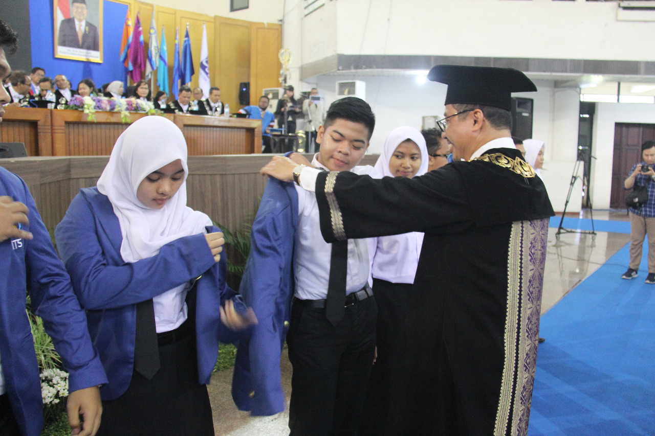 Wakil Rektor I Bidang Akademik dan Kemahasiswaan, Heru Setyawan mengukuhkan mahasiswa baru ITS. (Dok)