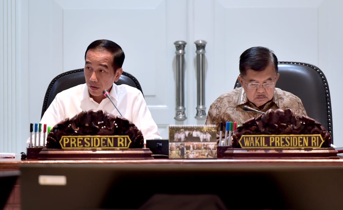 Presiden Joko Widodo dan Wakil Presiden Jusuf Kalla saat memimpin rapat terbatas, Selasa, 14 Agustus 2018.