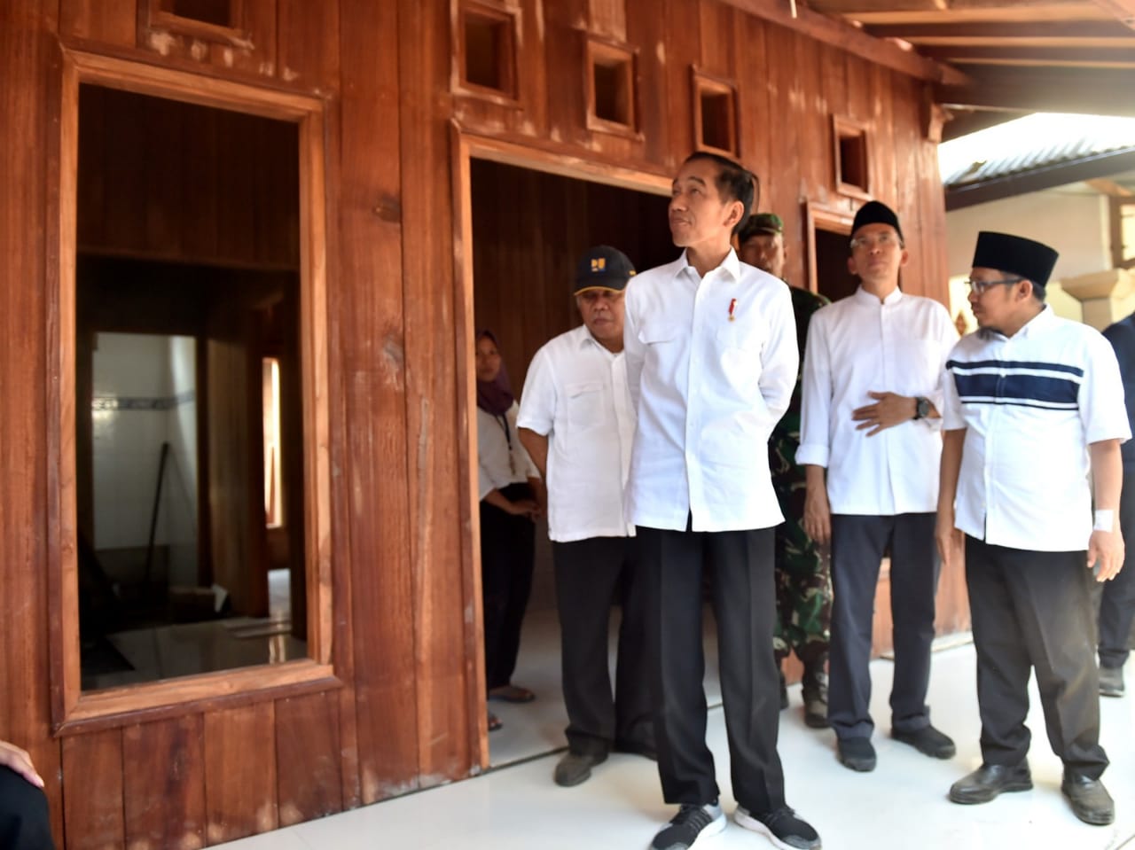 Presiden Joko Widodo menyempatkan diri untuk mendatangi rumah Lalu Muhammad Zohri, Selasa pagi, 14 Agustus 2018. (Foto: Dok. PUPR)