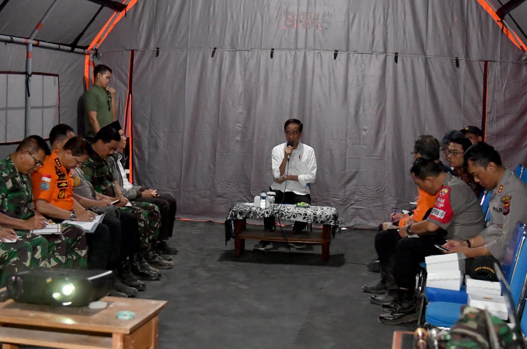 Presiden Joko Widodo menggelar rapat terbatas bersama dengan jajaran terkaitdi halaman RSUD Tanjung, Kecamatan Tanjung, Kabupaten Lombok Utara, Selasa, 14 Agustus 2018. (Foto: Biro Per Setpres)