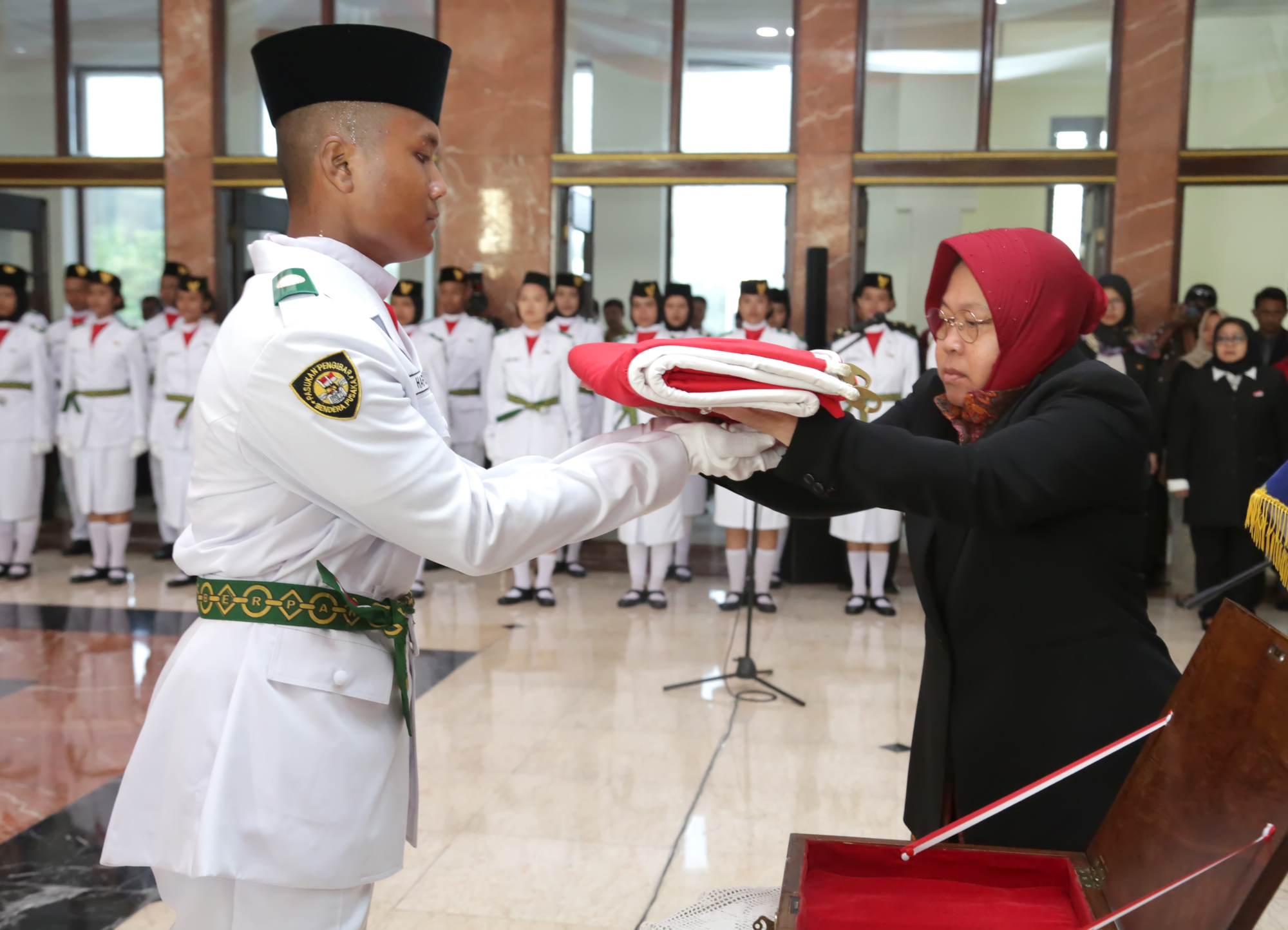 Risma kukuhkan Paskibraka, di Balai Kota Surabaya, Rabu, 15 Agustus 2018. (foto: farid/ngopibareng.id l