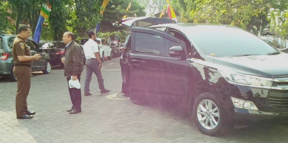 Susilo Prabowo (berjaket hitam), tersangka dugaan suap terhadap Bupati Tulungagung nonaktif, Syahri Mulyo dan Wali Kota Blitar, M Samanhudi Anwar saat tiba di Halaman Kejati Jatim 