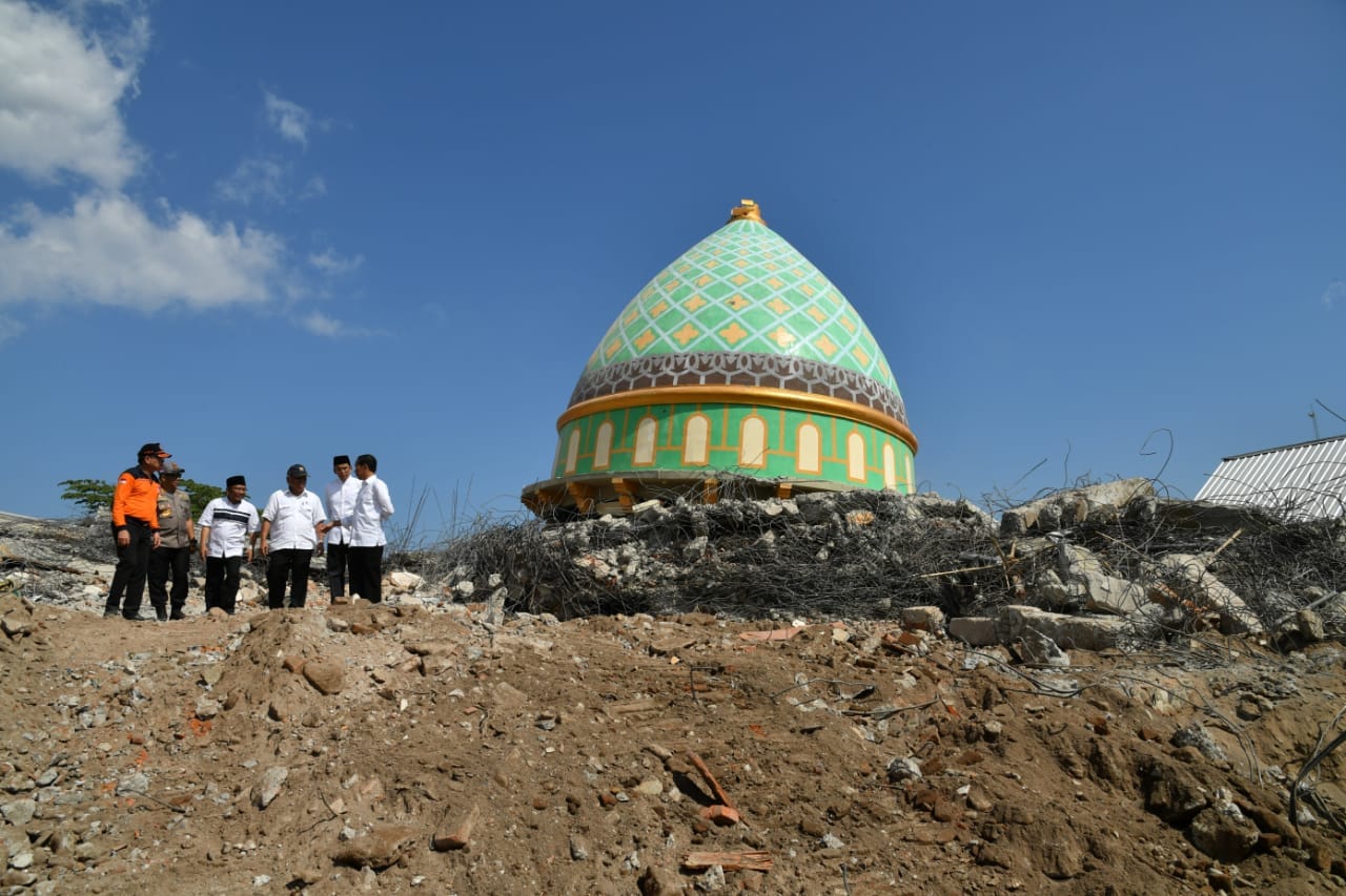 Masjid roboh akibat gempa Lombok. Foto : BNPB