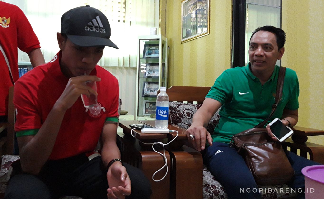 Pemain Timnas Indonesia U-16, Brylian Negiehta (kiri) bersama sang ayah Yusdianto. (Foto: Haris/ngopibareng.id)