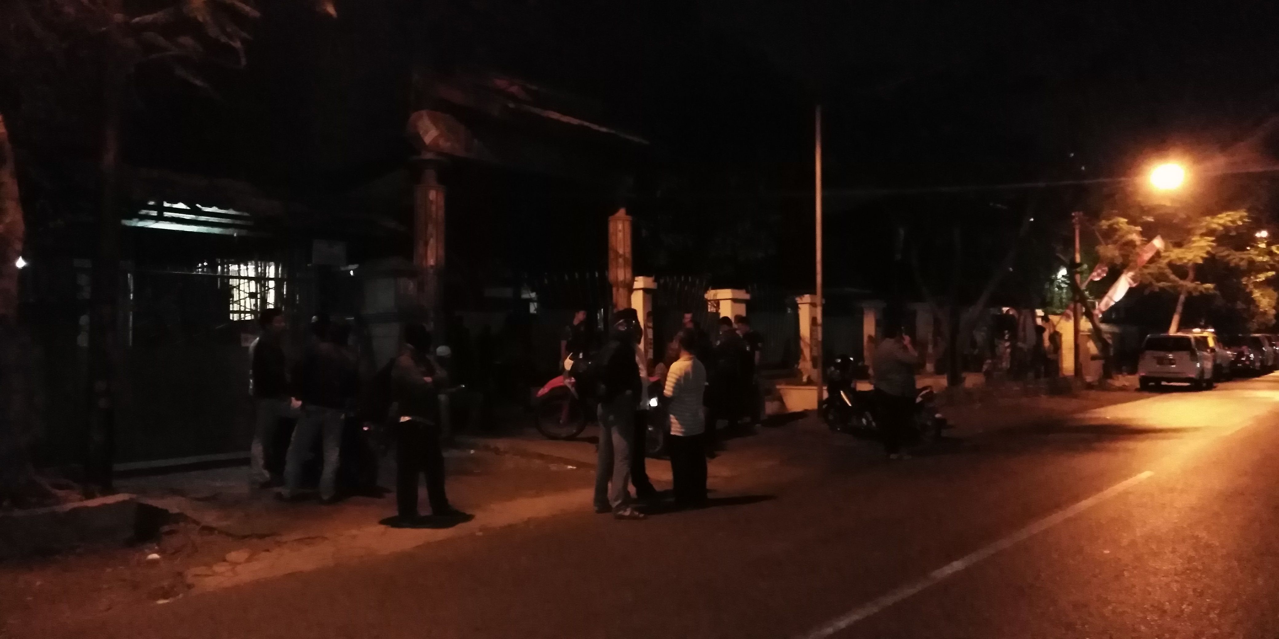 MENCEKAM: Sejumlah aparat kepolisian mendatangi Asrama Mahasiswa Papua di Jalan Kalasan Surabaya, Rabu, 15 Agustus 2018. (foto: Farid/ngopibareng.id)
