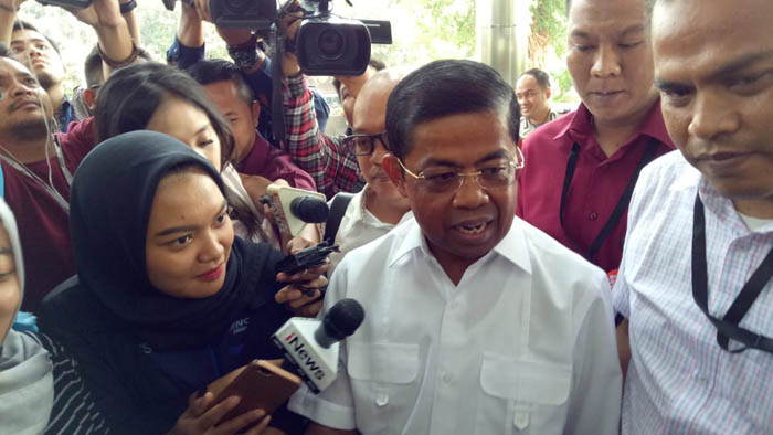 Idrus Marham, Menteri Sosial, yang baru saja menjalani pemeriksaan KPK selama 12 jam lebih. Pemeriksaannya terkait kasus suap proyek pembangunan PLTU Riau-1. 