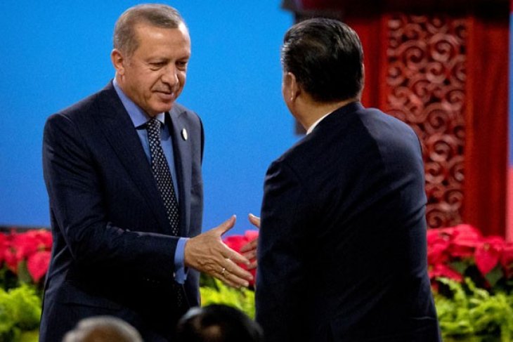 Presiden Turki Tayyip Erdogan berjabat tangan dengan Presiden China Xi Jinping. Foto : Antara