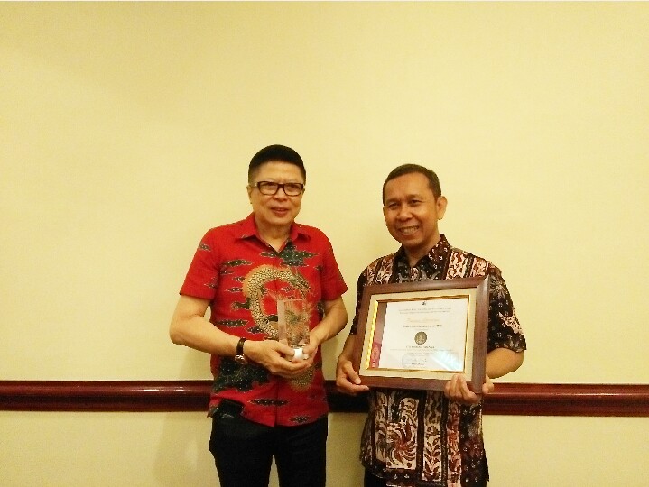 Ketua Yayasan STIE Perbanas Surabaya, Herman Halim bersama Ketua STIE Perbanas Surabaya,  Lutfi menunjukkan penghargaan apresiasi SPMI. (Amanah/ngopibareng.id)