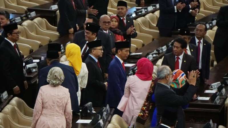 Presiden Jokowi berjalan saat menghadiri sidang tahunan MPR (16/8). Foto : Antara