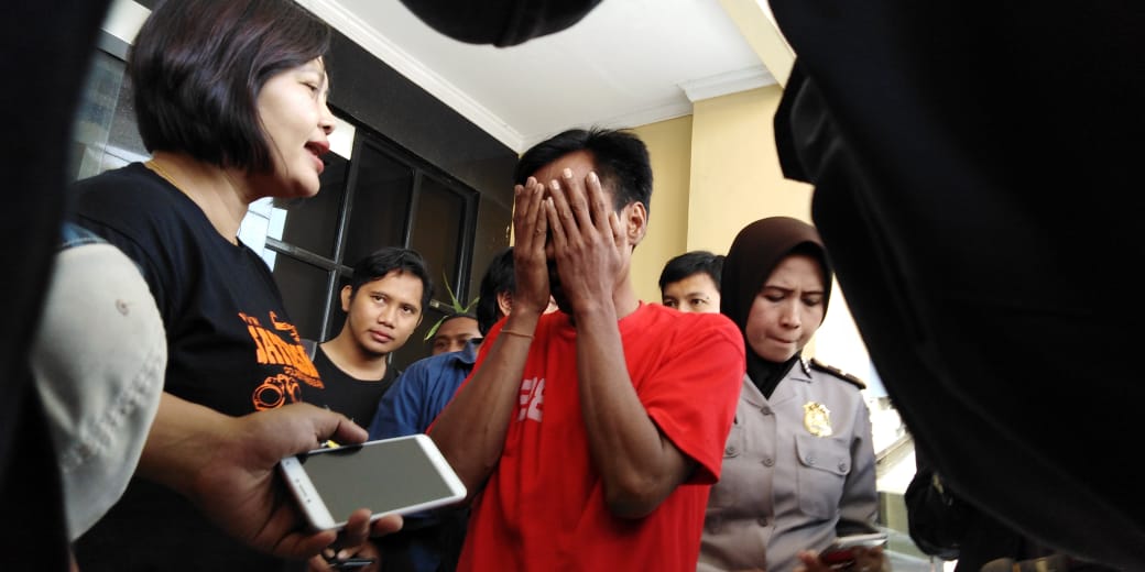 Pelaku pencabulan, Hery dikeler petugas PPA Polrestabes Surabaya. Foto:ngopibareng/rid