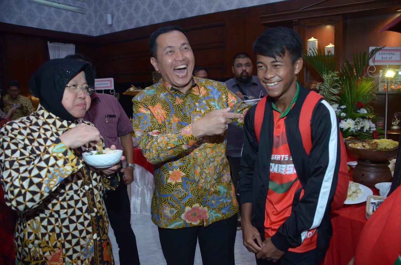 Pemain Timnas Indonesia U-16, Muhammad Supriadi bersama Wali Kota Surabaya Tri Rismaharini. (foto: Istimewa)