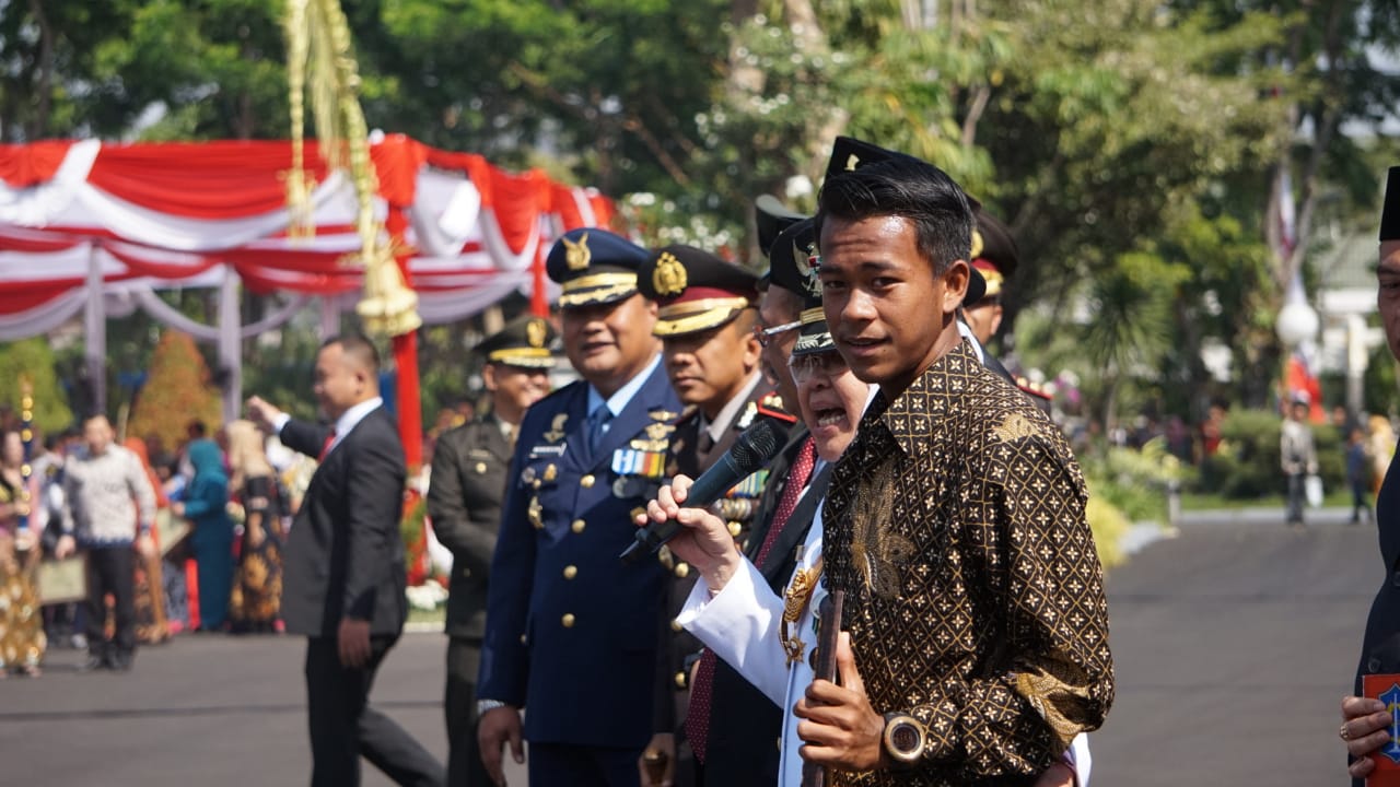 Pemain Timnas Indonesia Muhammad Supriadi mendapatkan penghargaan di perayaan HUT Kemerdekaan ke-73 di Taman Surya, Balaikota Surabaya, Jumat 17 Agustus 2018. (Foto: Haris/ngopibareng.id)
