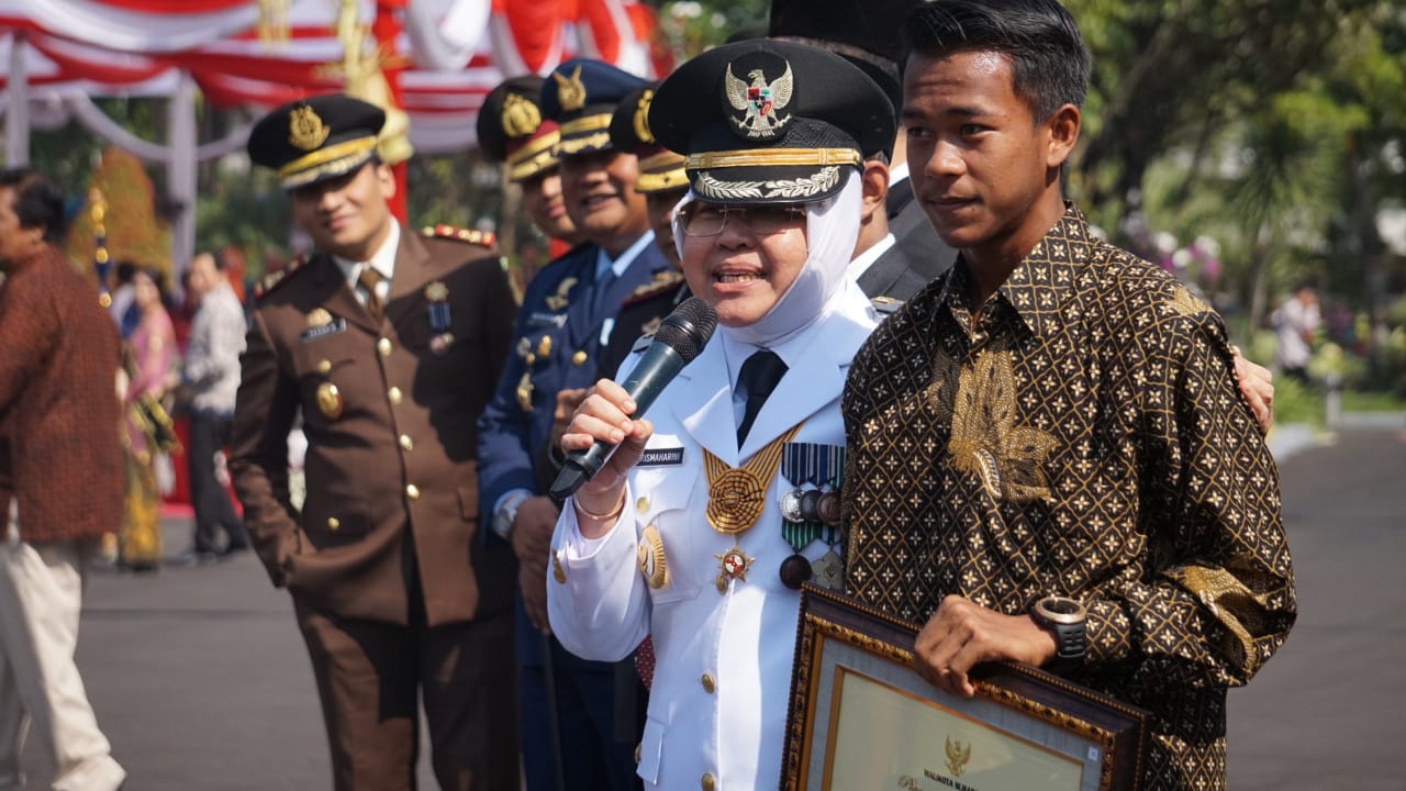 Pemain Timnas Indonesia, Muhammad Supriadi mendapatkan penghargaan di perayaan HUT Kemerdekaan ke-73 di Taman Surya, Balaikota Surabaya, Jumat 17 Agustus 2018. (Foto: Haris/ngopibareng.id)
