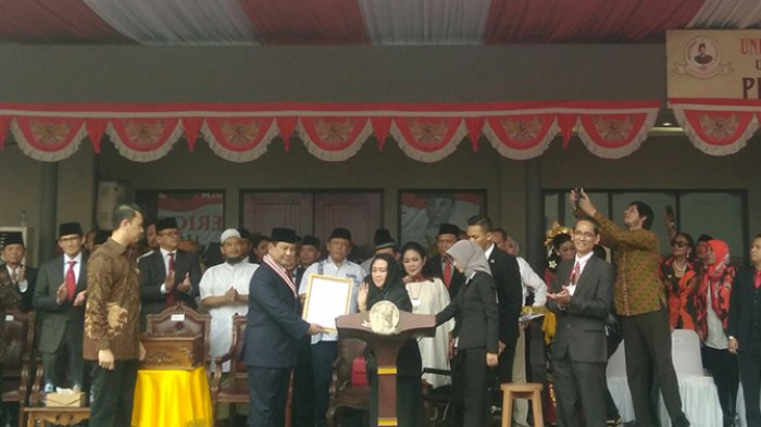 Rachmawati Soekarnoputri memberikan penghargaan Star of Soekarno kepada Prabowo Subianto. Foto: UBK.