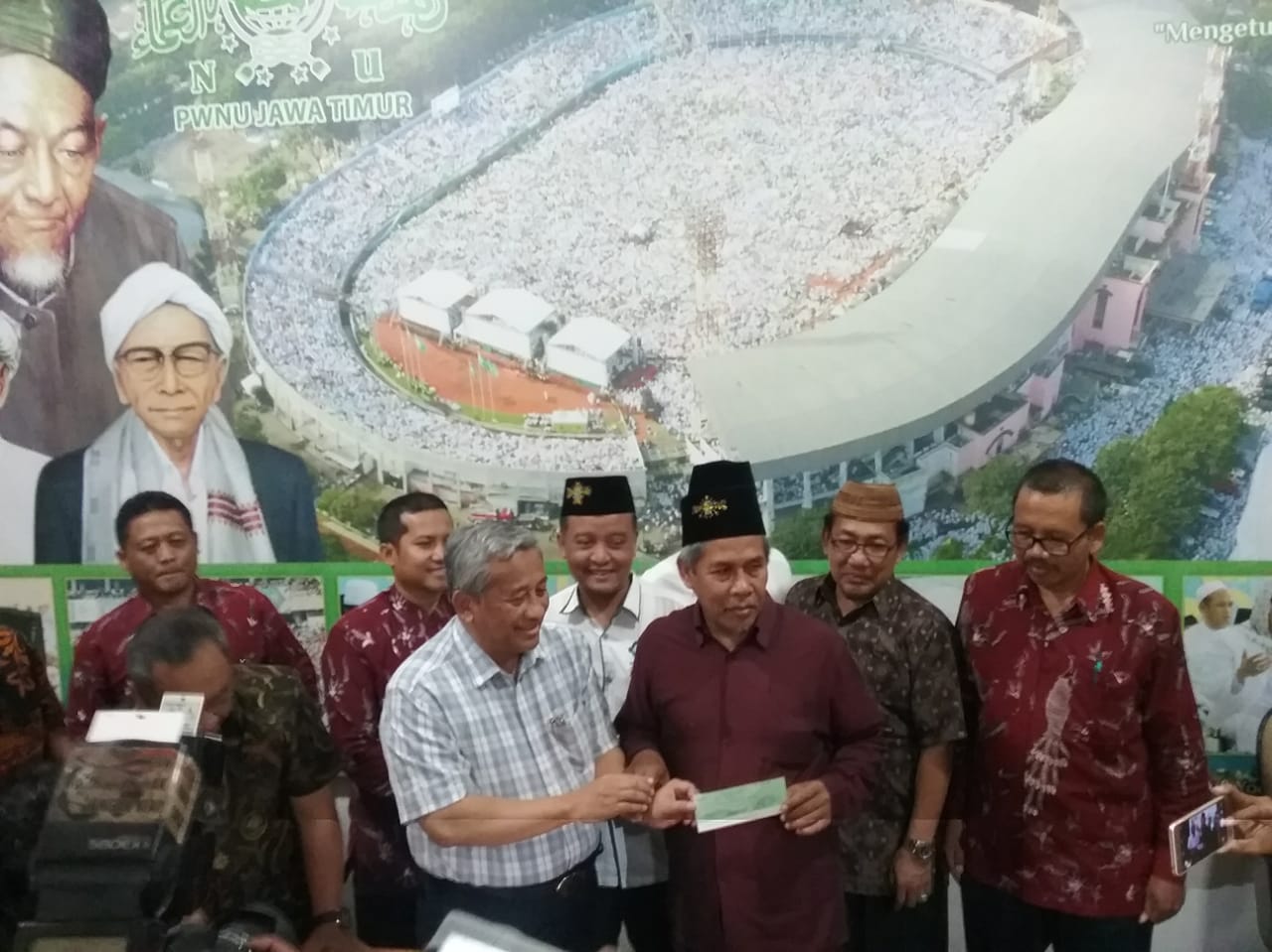 Ketua Yarsis menyalurkan bantuan untuk korban gempa di Lombok melalui PWNU Jatim. 