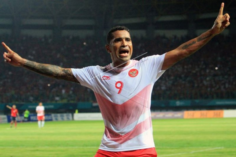 Striker Indonesia, Beto memborong dua gol ke gawang Laos