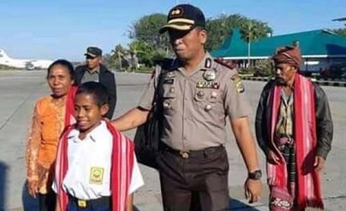 Yohanis Gama Marschal Lau (Johni) bersama ayah (paling kanan) dan Ibunya (paling kiri) hendak memasuki pesawat di bandara El tari, Kupang hari Sabtu 18 Agustus 2018. (foto:suara.com)