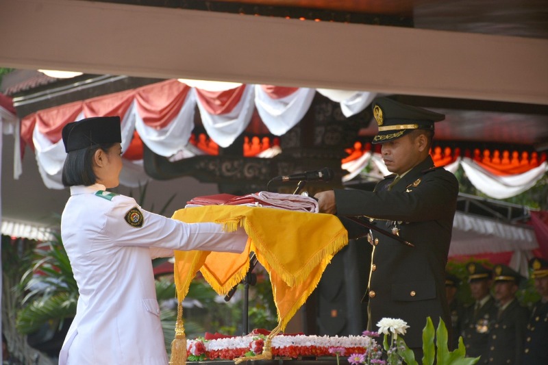Dandim 0815 Letkol Kav Hermawan Weharima, SH, Irup Pada Upacara Penurunan Bendera Merah Putih Di Pemkab Mojokerto